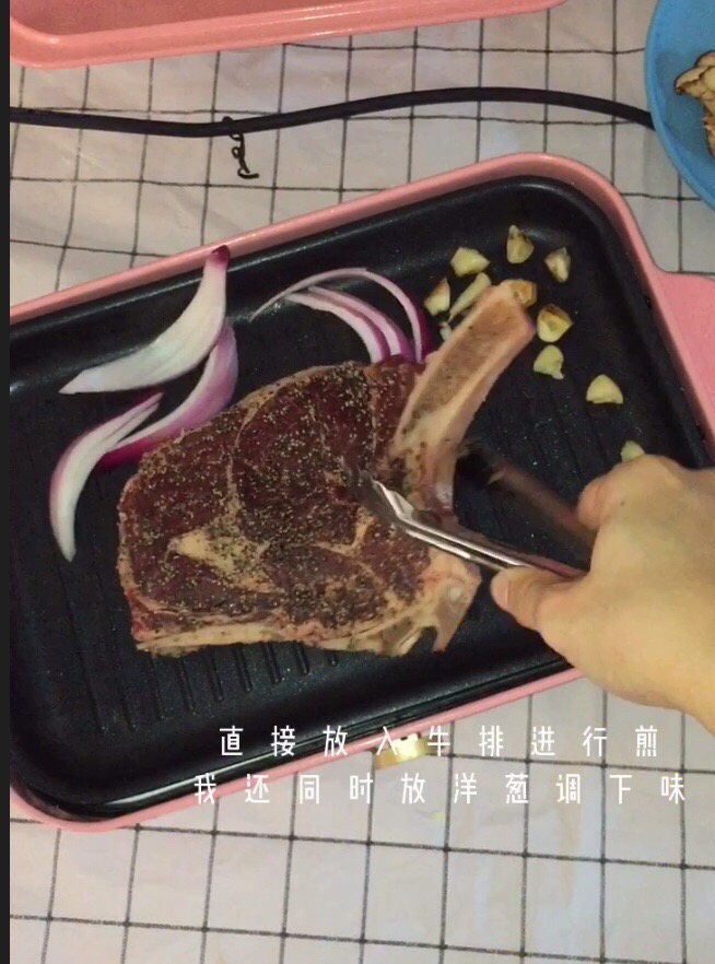 在家也能煎出鮮嫩多汁高大上的戰(zhàn)斧牛排的做法-黑椒味煎菜譜