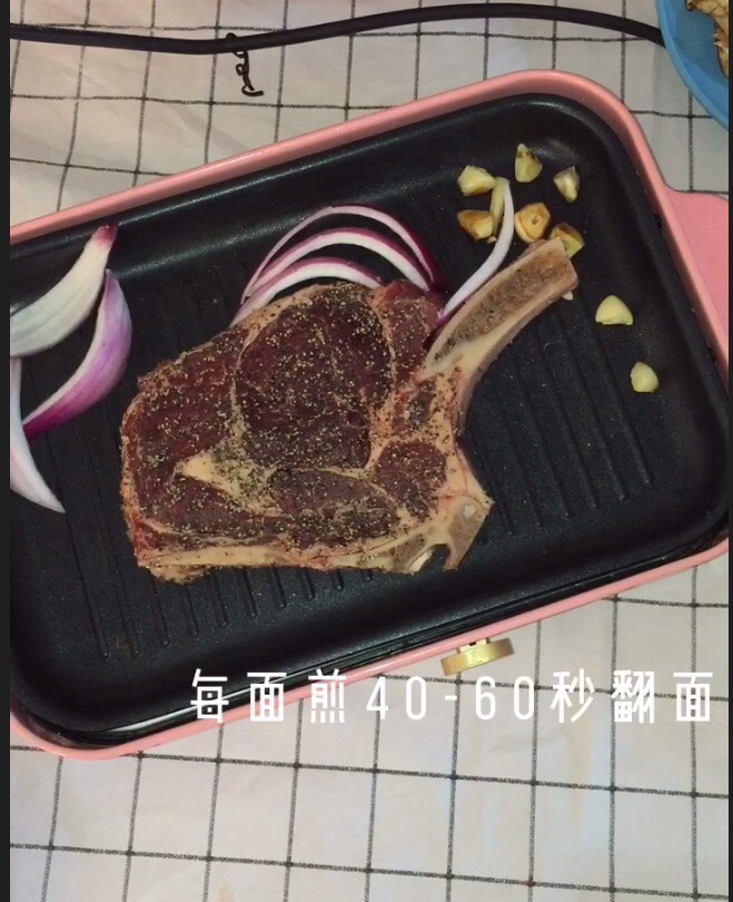 在家也能煎出鮮嫩多汁高大上的戰(zhàn)斧牛排的做法-黑椒味煎菜譜