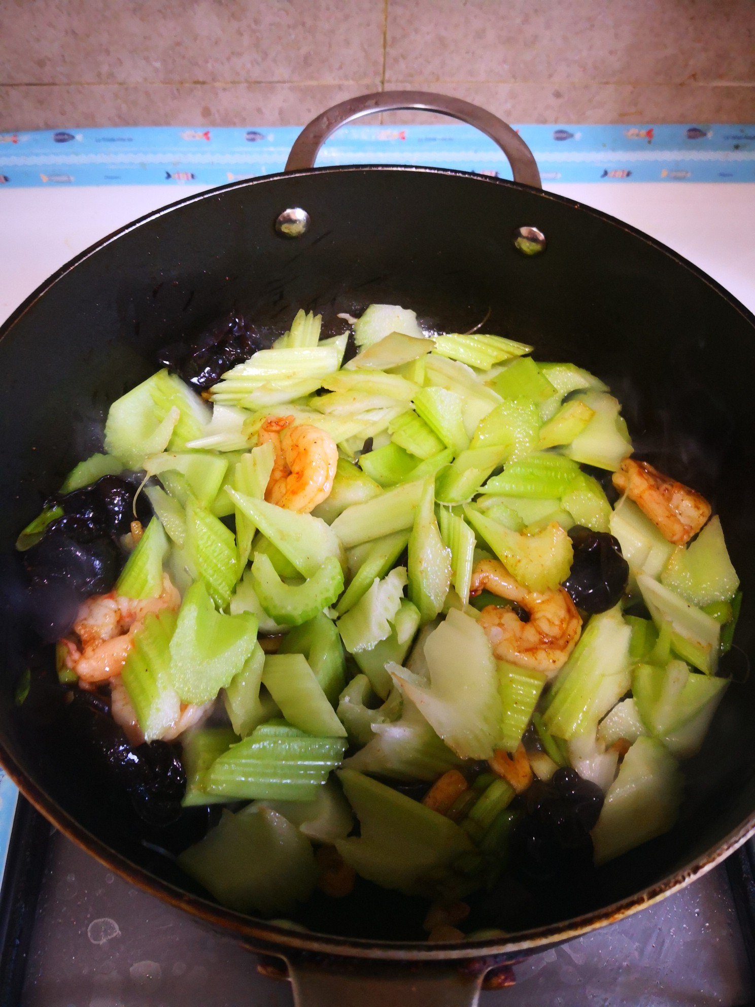 蝦仁炒西芹的做法-咸鮮味炒菜譜-易網健康養生網 蝦仁炒西芹的做法-咸鮮味炒菜譜