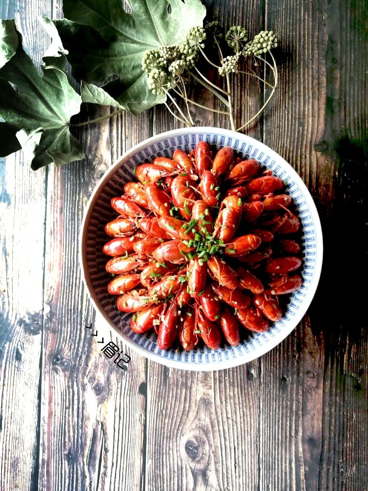 蒜蓉小龍蝦的做法-蒜香味炒菜譜-易網健康養生網 蒜蓉小龍蝦的做法-蒜香味炒菜譜