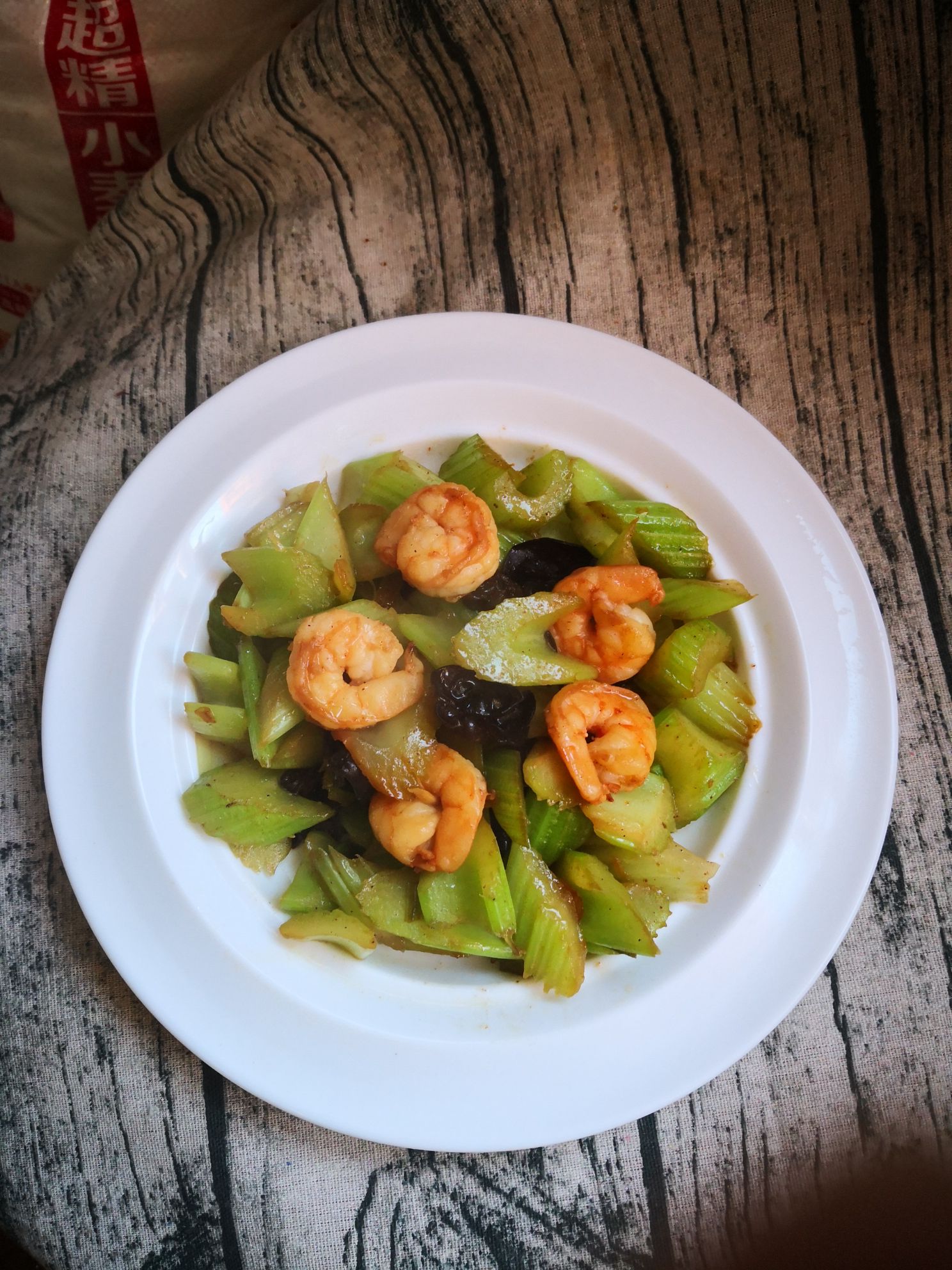 蝦仁炒西芹的做法-咸鮮味炒菜譜-易網健康養生網 蝦仁炒西芹的做法-咸鮮味炒菜譜