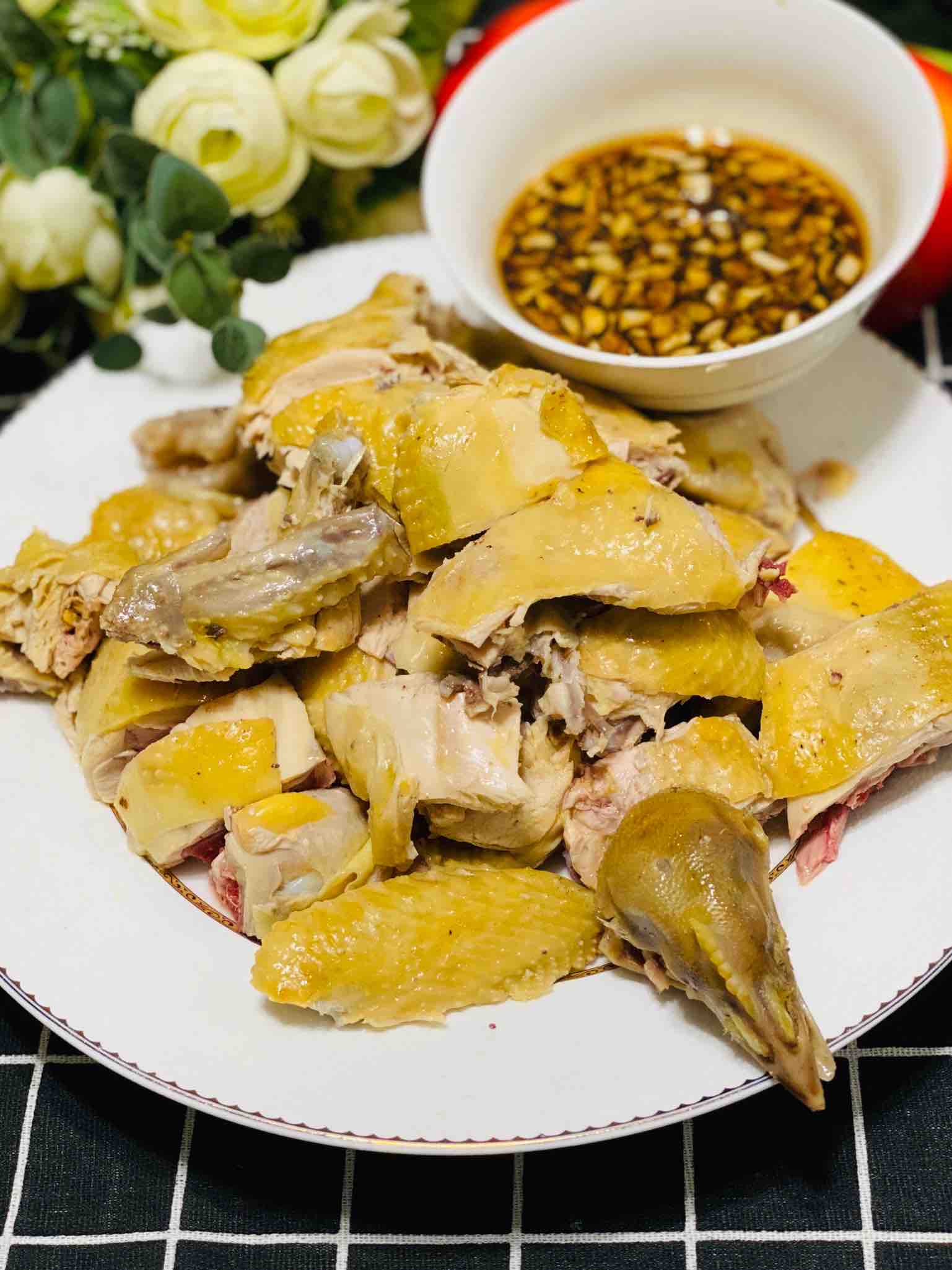 鮮嫩爽口之白切雞的做法-咸鮮味煮菜譜-易網(wǎng)健康養(yǎng)生網(wǎng) 鮮嫩爽口之白切雞的做法-咸鮮味煮菜譜