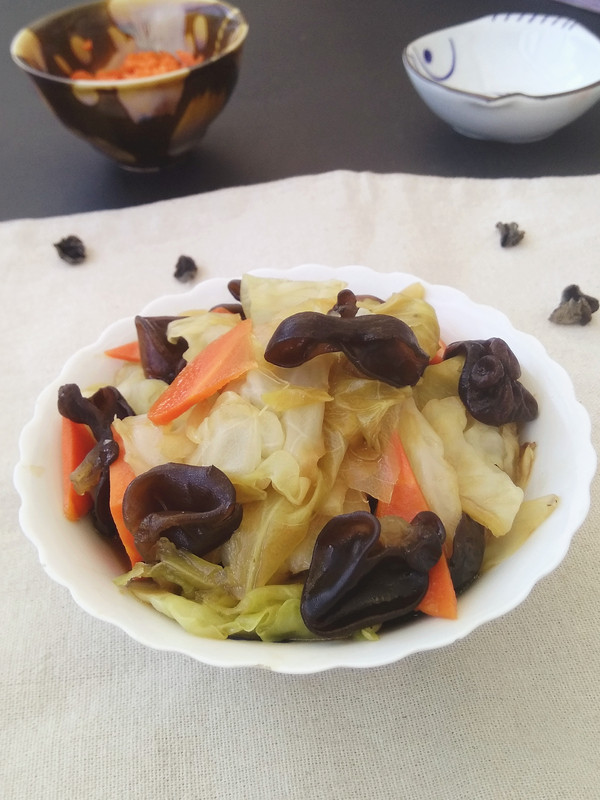 黑木耳燒圓白菜的做法-家常味燒菜譜