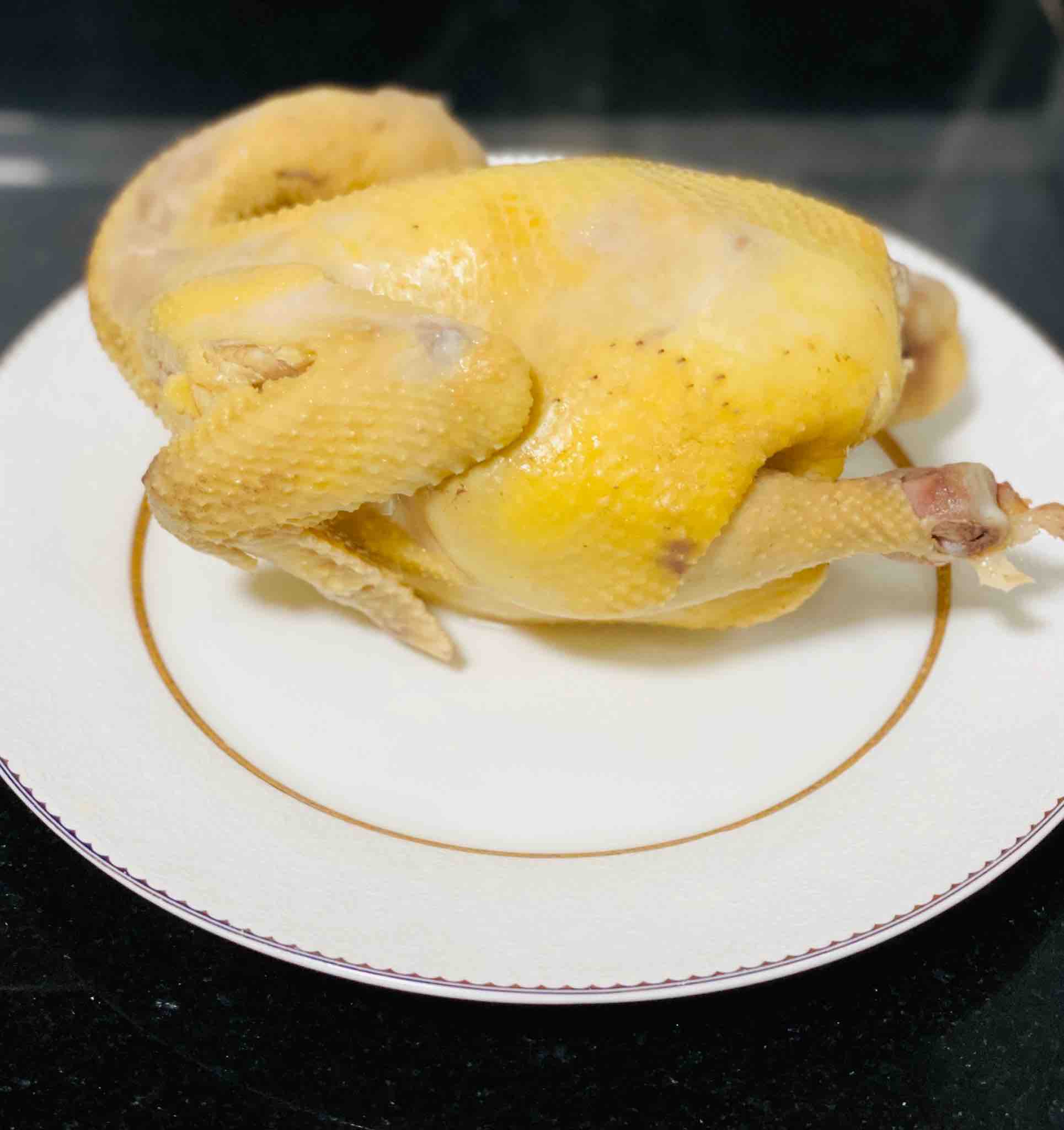 鮮嫩爽口之白切雞的做法-咸鮮味煮菜譜-易網(wǎng)健康養(yǎng)生網(wǎng) 鮮嫩爽口之白切雞的做法-咸鮮味煮菜譜