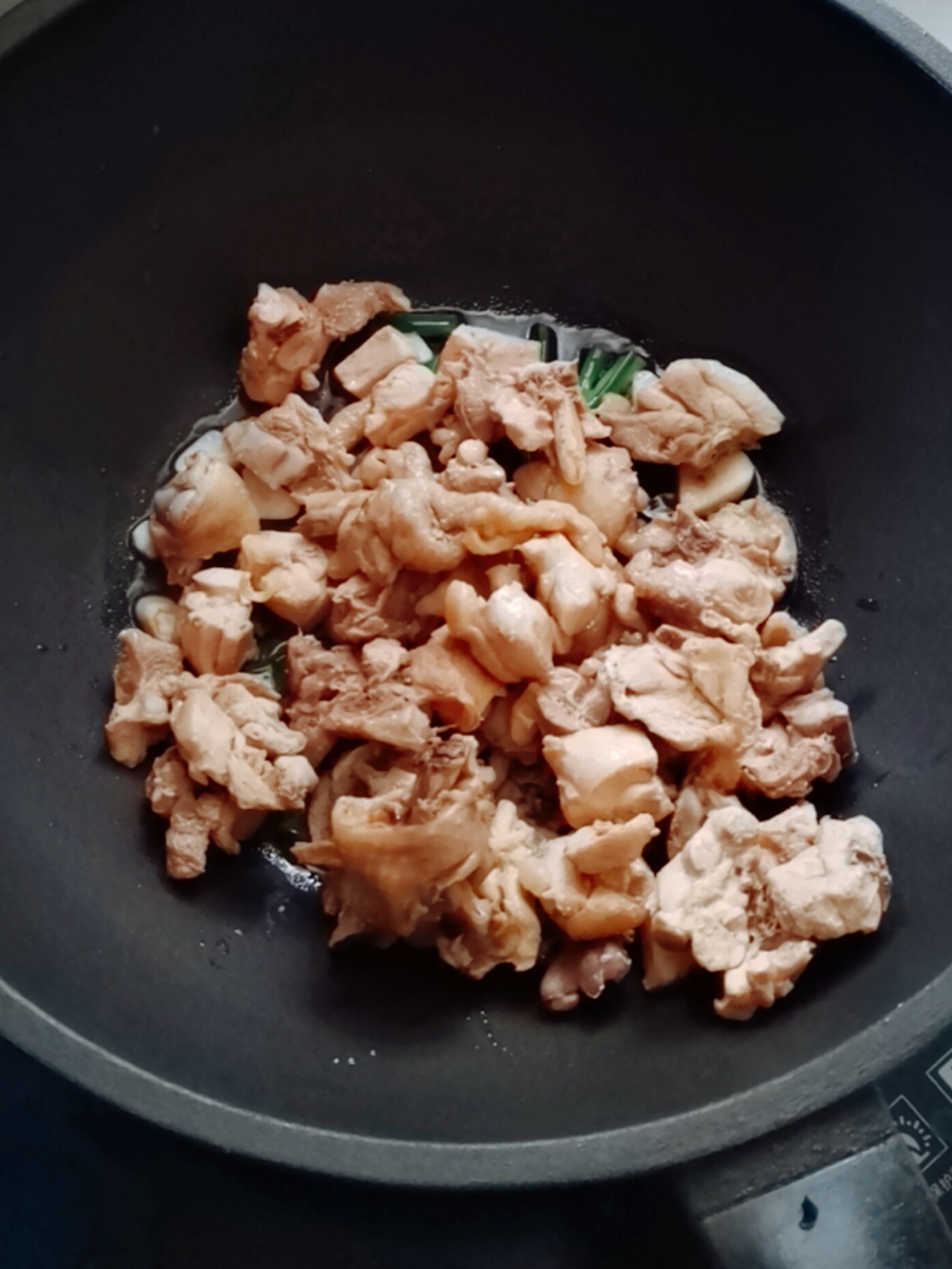 鮮蝦蛤蜊炒雞的做法-咸鮮味炒菜譜-易網健康養生網 鮮蝦蛤蜊炒雞的做法-咸鮮味炒菜譜