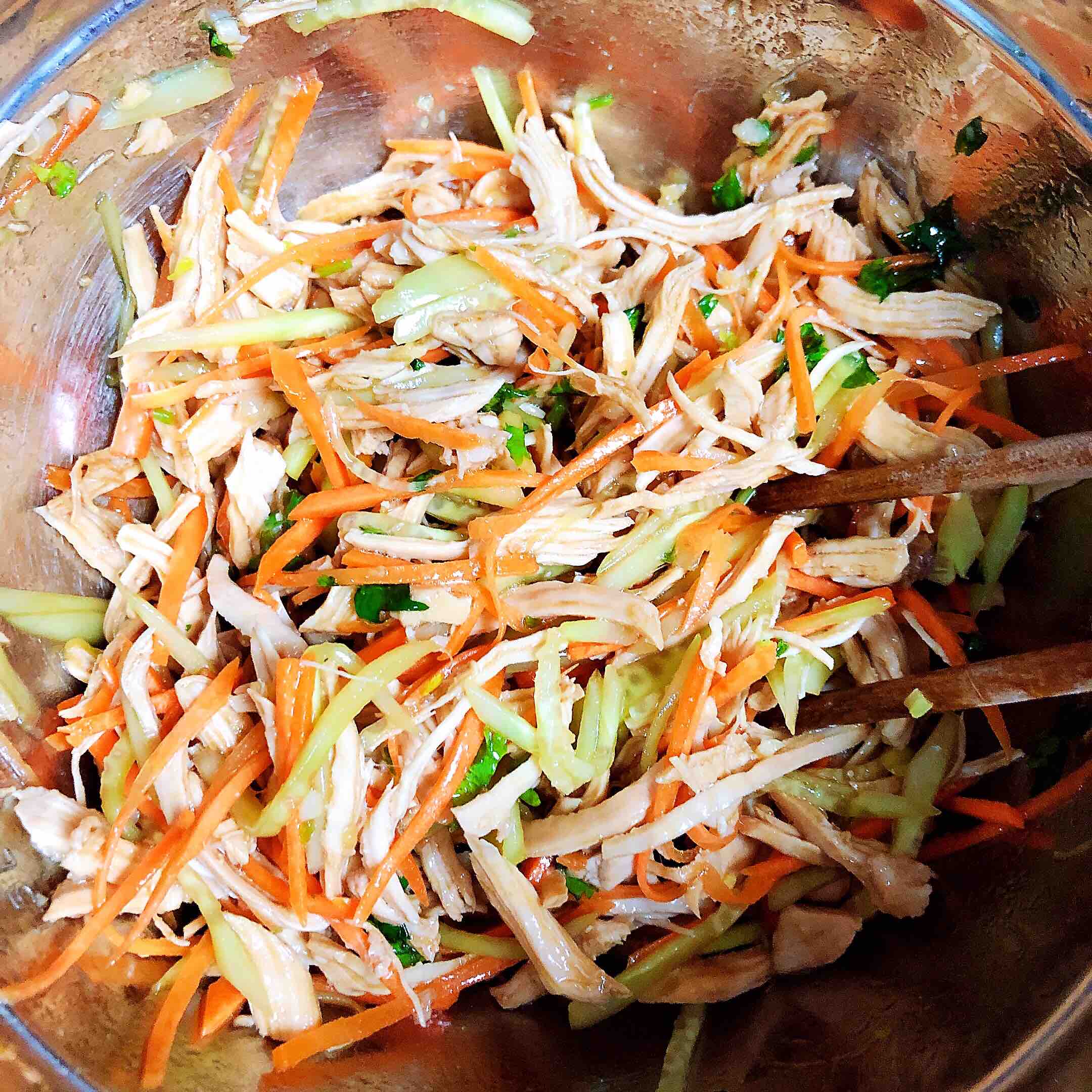 涼拌手撕雞胸肉的做法-酸甜味拌菜譜-易網(wǎng)健康養(yǎng)生網(wǎng) 涼拌手撕雞胸肉的做法-酸甜味拌菜譜