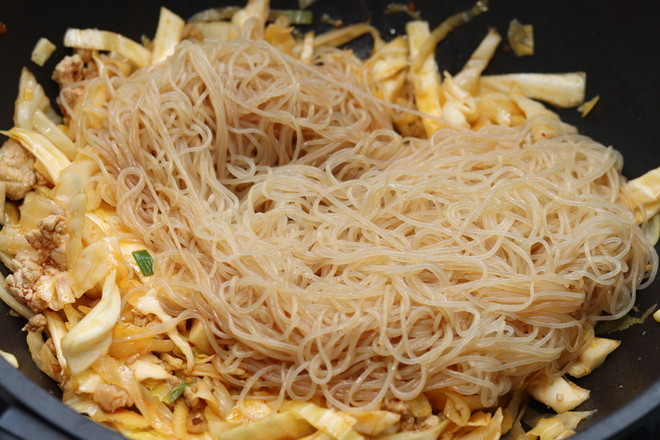 粉絲肉末包菜的做法-家常味炒菜譜-易網健康養生網 粉絲肉末包菜的做法-家常味炒菜譜