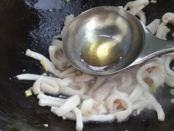 魷魚炒辣椒的做法-咸鮮味炒菜譜-易網(wǎng)健康養(yǎng)生網(wǎng) 魷魚炒辣椒的做法-咸鮮味炒菜譜