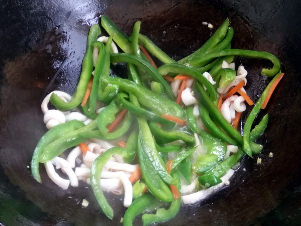 魷魚炒辣椒的做法-咸鮮味炒菜譜-易網(wǎng)健康養(yǎng)生網(wǎng) 魷魚炒辣椒的做法-咸鮮味炒菜譜