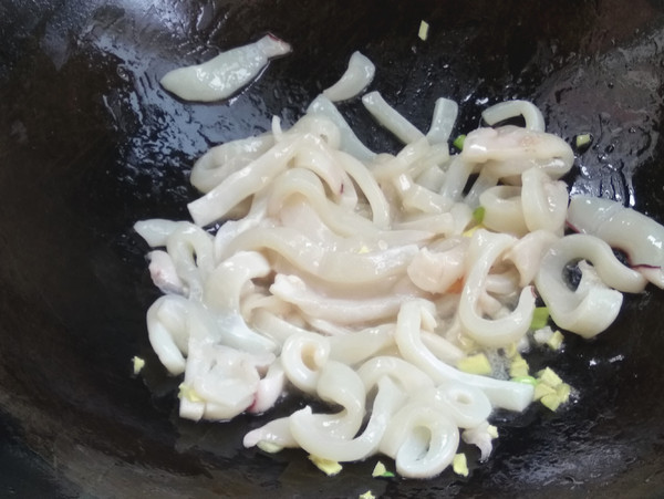 魷魚炒辣椒的做法-咸鮮味炒菜譜-易網(wǎng)健康養(yǎng)生網(wǎng) 魷魚炒辣椒的做法-咸鮮味炒菜譜