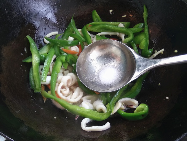 魷魚炒辣椒的做法-咸鮮味炒菜譜-易網(wǎng)健康養(yǎng)生網(wǎng) 魷魚炒辣椒的做法-咸鮮味炒菜譜