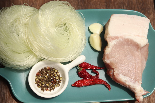 粉絲肉末包菜的做法-家常味炒菜譜-易網<a href=http://www.jsjjzhkt.cn/ target=_blank class=infotextkey>健康養生</a>網 粉絲肉末包菜的做法-家常味炒菜譜