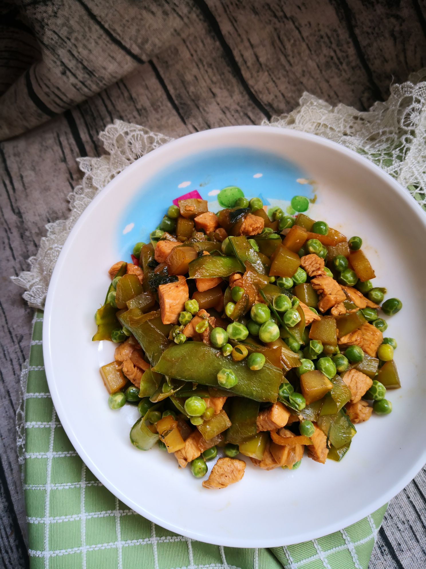 雞丁炒青筍豌豆的做法-家常味炒菜譜-易網健康養生網 雞丁炒青筍豌豆的做法-家常味炒菜譜