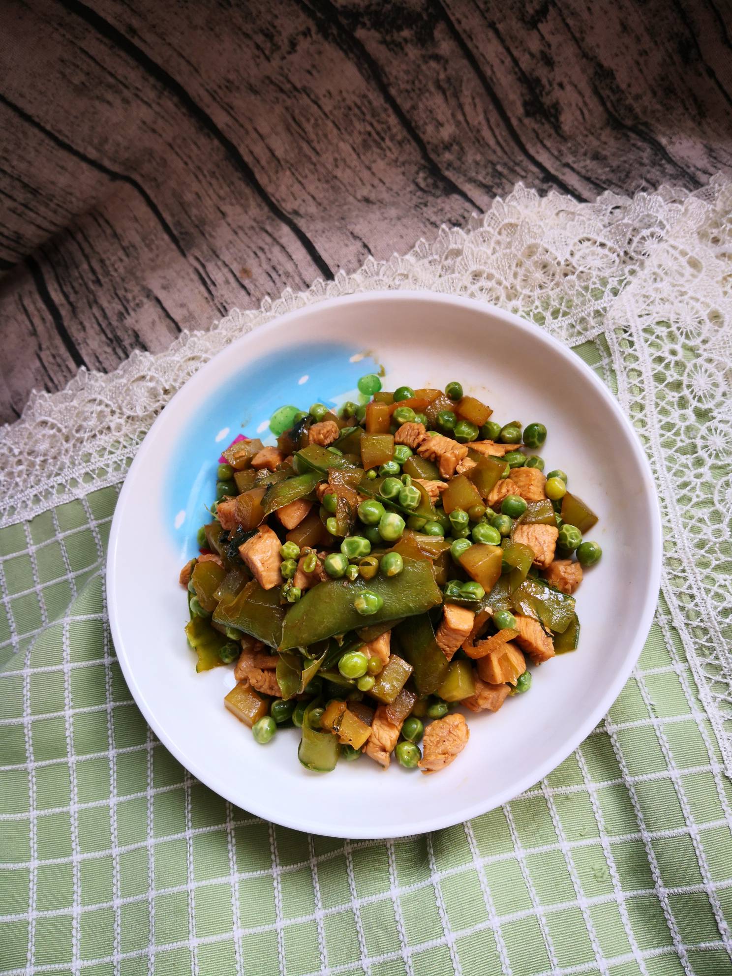雞丁炒青筍豌豆的做法-家常味炒菜譜-易網健康養生網 雞丁炒青筍豌豆的做法-家常味炒菜譜