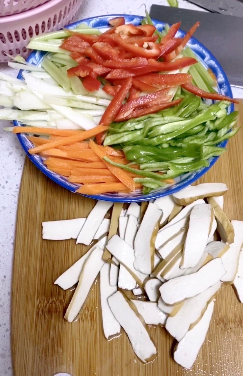 雜蔬香干的做法-家常味炒菜譜-易網健康養生網 雜蔬香干的做法-家常味炒菜譜