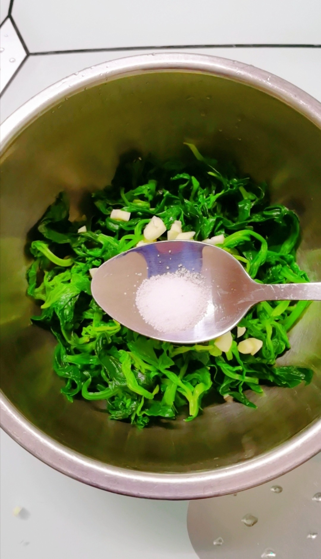 涼拌芹菜葉的做法-咸鮮味拌菜譜-易網健康養生網 涼拌芹菜葉的做法-咸鮮味拌菜譜