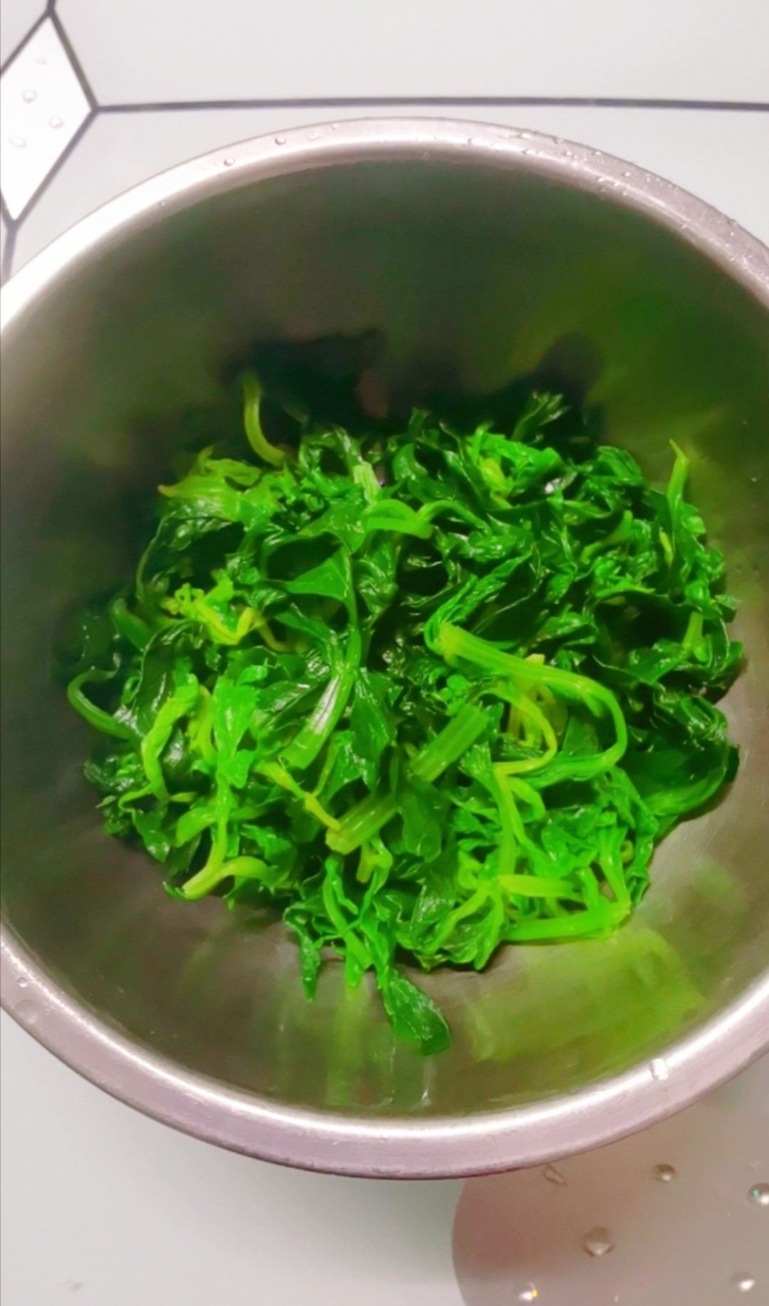 涼拌芹菜葉的做法-咸鮮味拌菜譜-易網健康養生網 涼拌芹菜葉的做法-咸鮮味拌菜譜