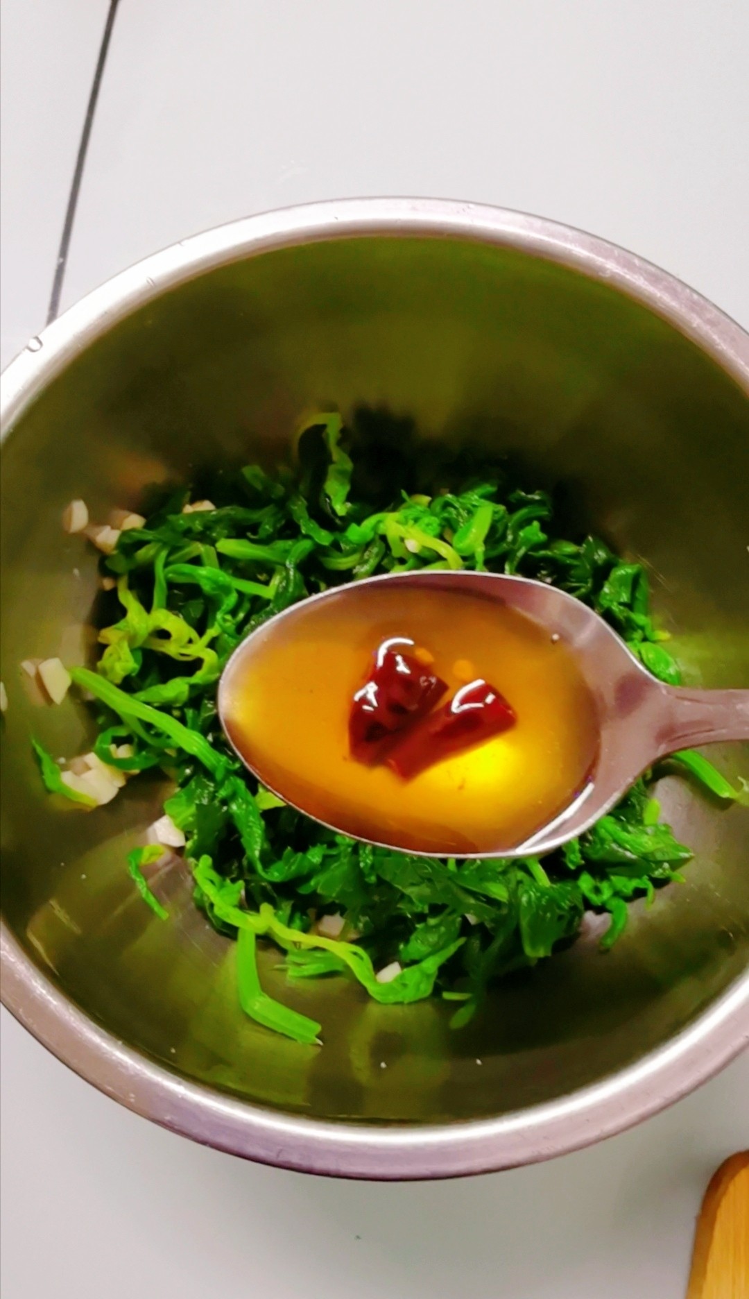 涼拌芹菜葉的做法-咸鮮味拌菜譜-易網健康養生網 涼拌芹菜葉的做法-咸鮮味拌菜譜