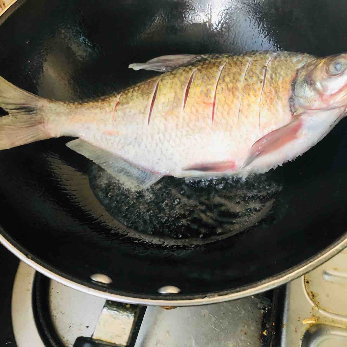 紅燒鳊魚的做法-香辣味燒菜譜-易網健康養生網 紅燒鳊魚的做法-香辣味燒菜譜