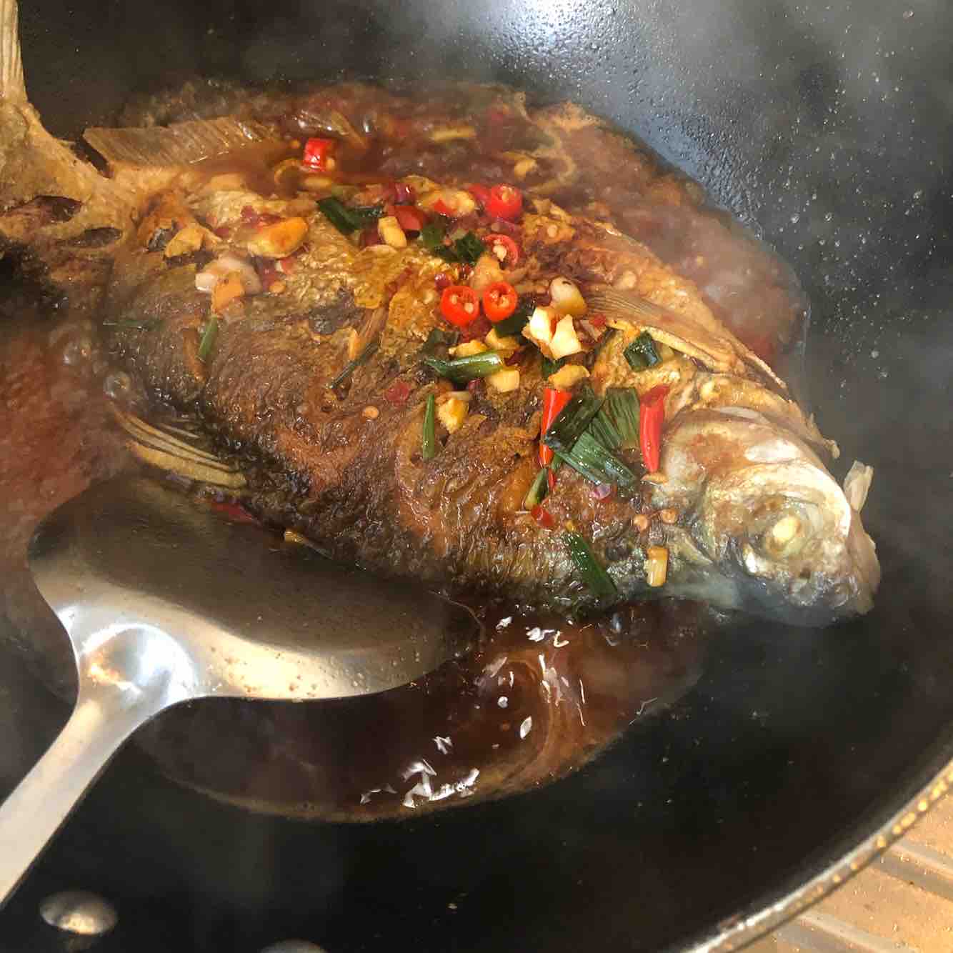 紅燒鳊魚的做法-香辣味燒菜譜-易網健康養生網 紅燒鳊魚的做法-香辣味燒菜譜