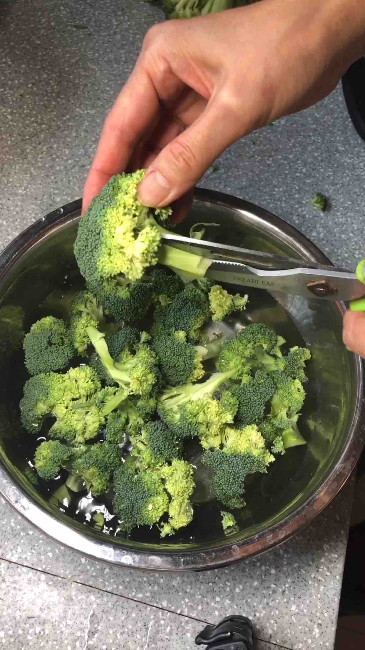 清蒸西蘭花的做法-家常味蒸菜譜-易網<a href=http://www.jsjjzhkt.cn/ target=_blank class=infotextkey>健康養生</a>網 清蒸西蘭花的做法-家常味蒸菜譜