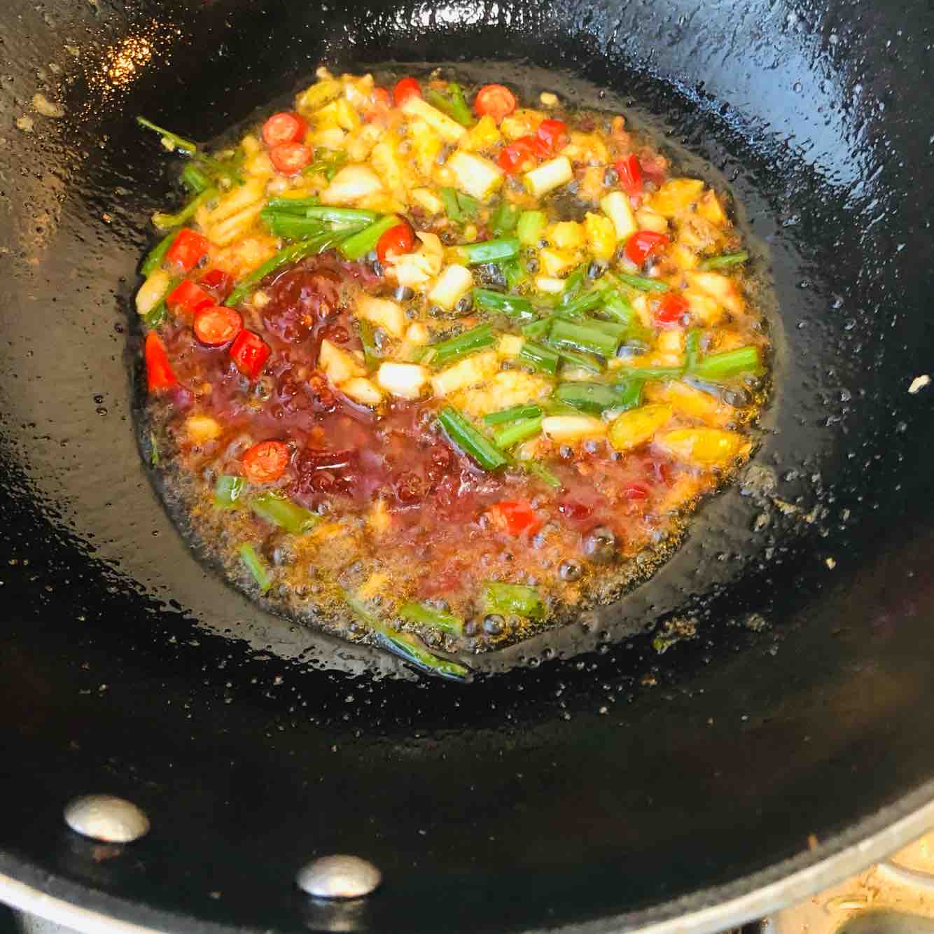 紅燒鳊魚的做法-香辣味燒菜譜-易網健康養生網 紅燒鳊魚的做法-香辣味燒菜譜