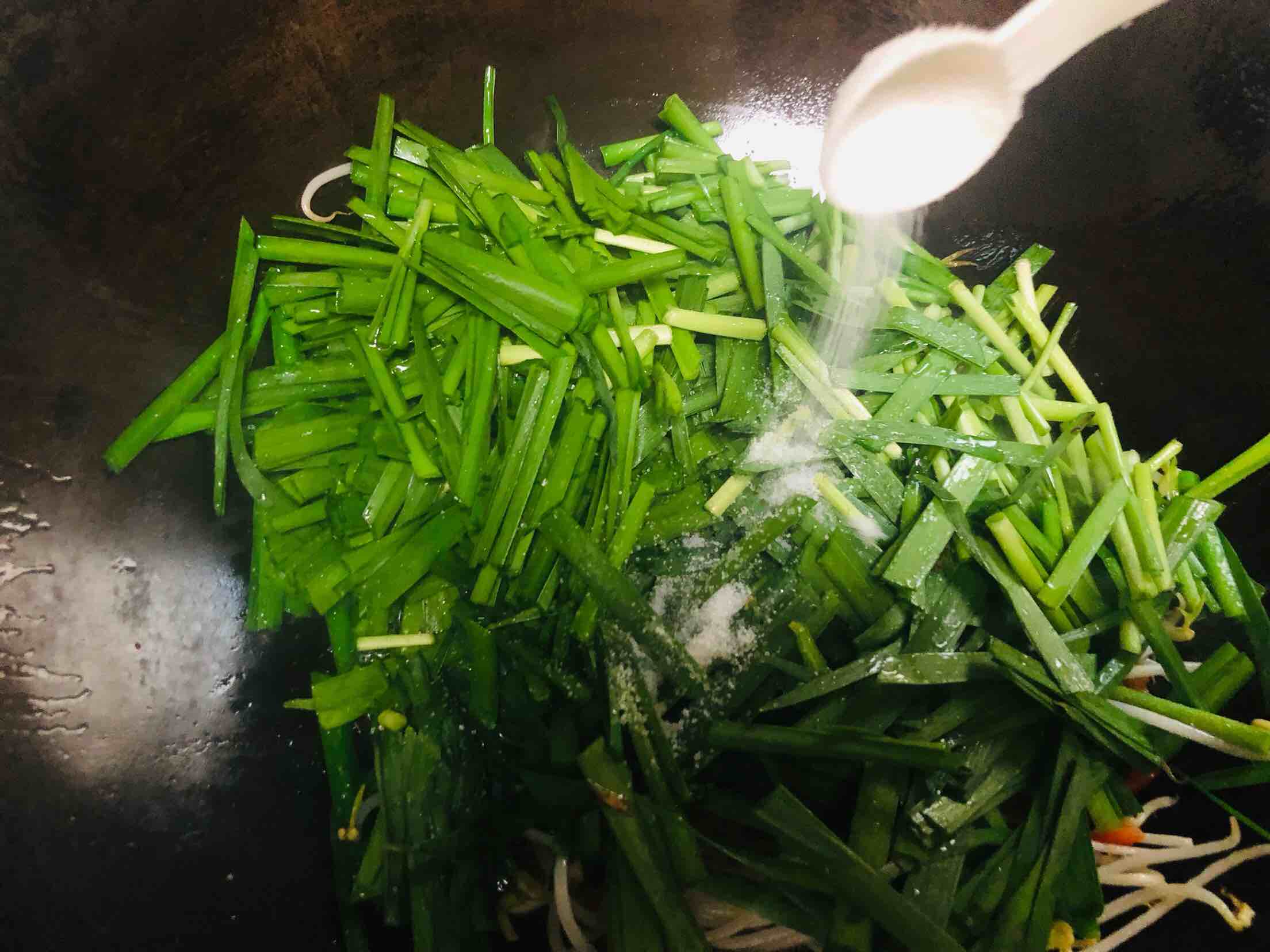綠豆芽炒韭菜的做法-家常味炒菜譜-易網(wǎng)健康養(yǎng)生網(wǎng) 綠豆芽炒韭菜的做法-家常味炒菜譜