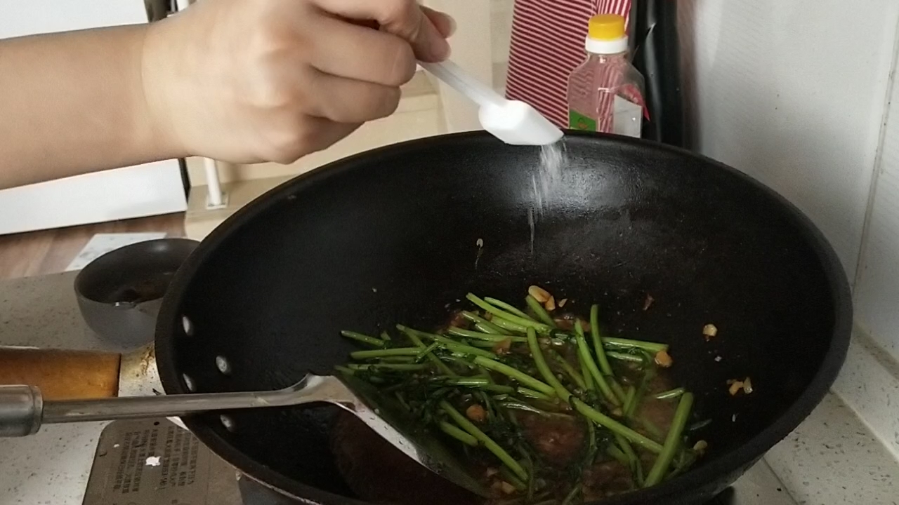 醬味茼蒿(偏甜口)的做法-家常味炒菜譜-易網健康養生網 醬味茼蒿(偏甜口)的做法-家常味炒菜譜