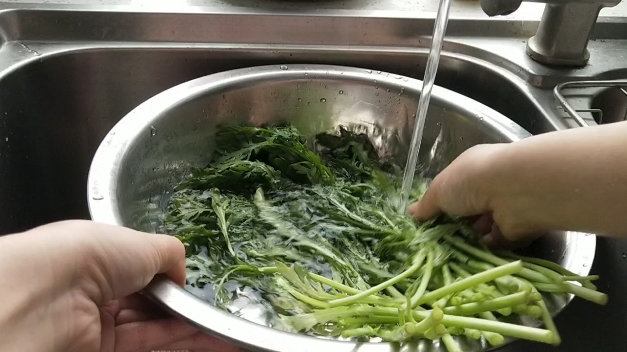 醬味茼蒿(偏甜口)的做法-家常味炒菜譜-易網<a href=http://www.jsjjzhkt.cn/ target=_blank class=infotextkey>健康養生</a>網 醬味茼蒿(偏甜口)的做法-家常味炒菜譜