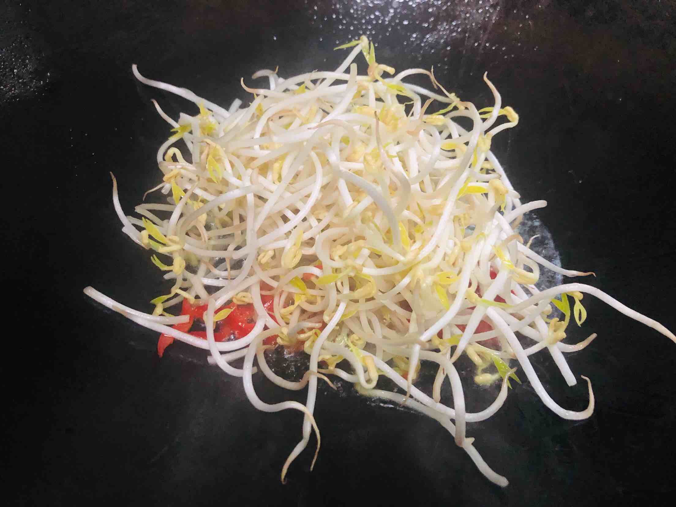 綠豆芽炒韭菜的做法-家常味炒菜譜-易網(wǎng)健康養(yǎng)生網(wǎng) 綠豆芽炒韭菜的做法-家常味炒菜譜