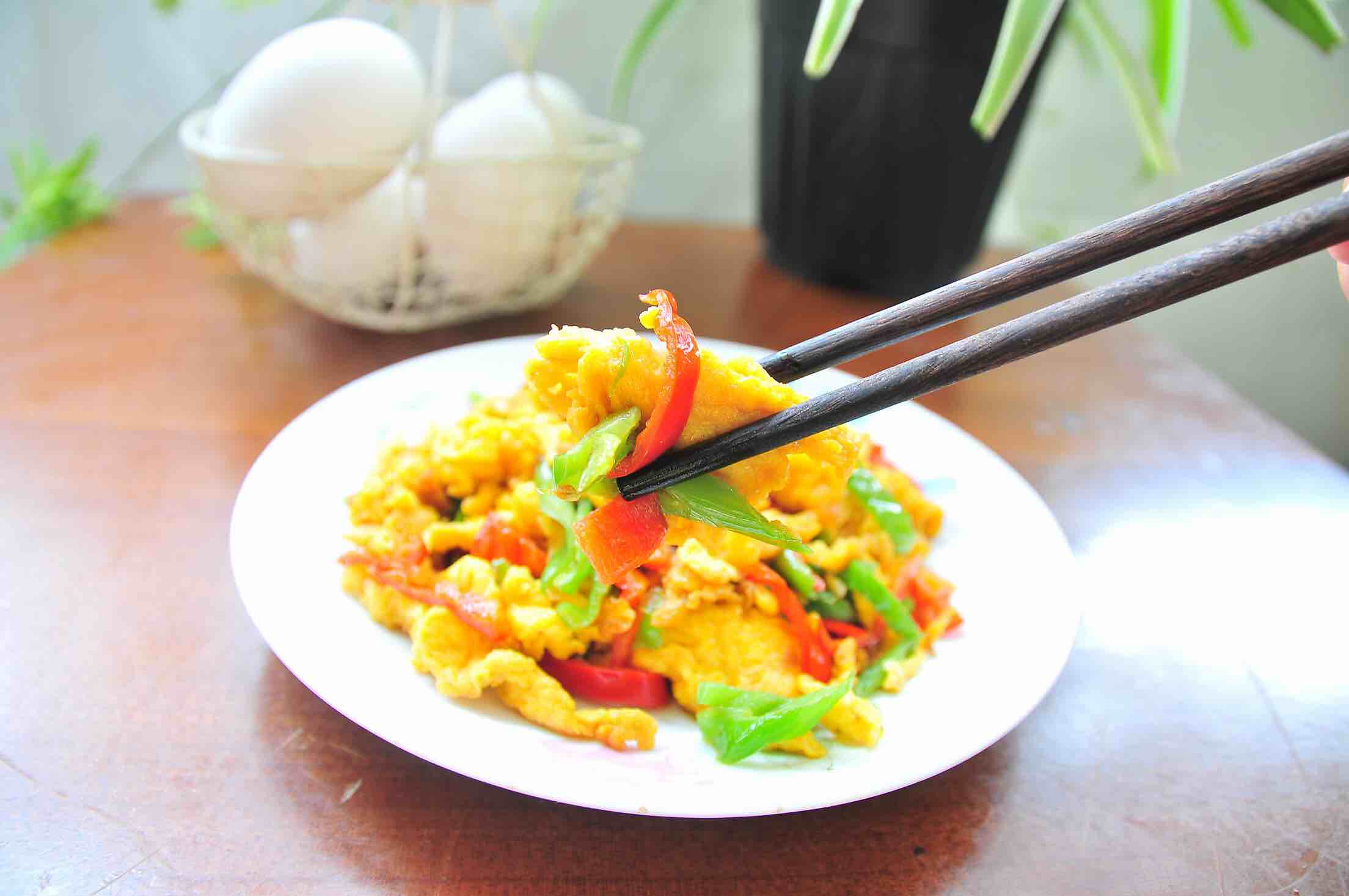 雙椒鵝蛋的做法-家常味炒菜譜-易網健康養生網 雙椒鵝蛋的做法-家常味炒菜譜