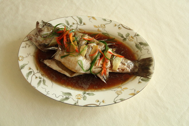 澆汁清蒸鱸魚的做法-咸鮮味蒸菜譜-易網健康養生網 澆汁清蒸鱸魚的做法-咸鮮味蒸菜譜