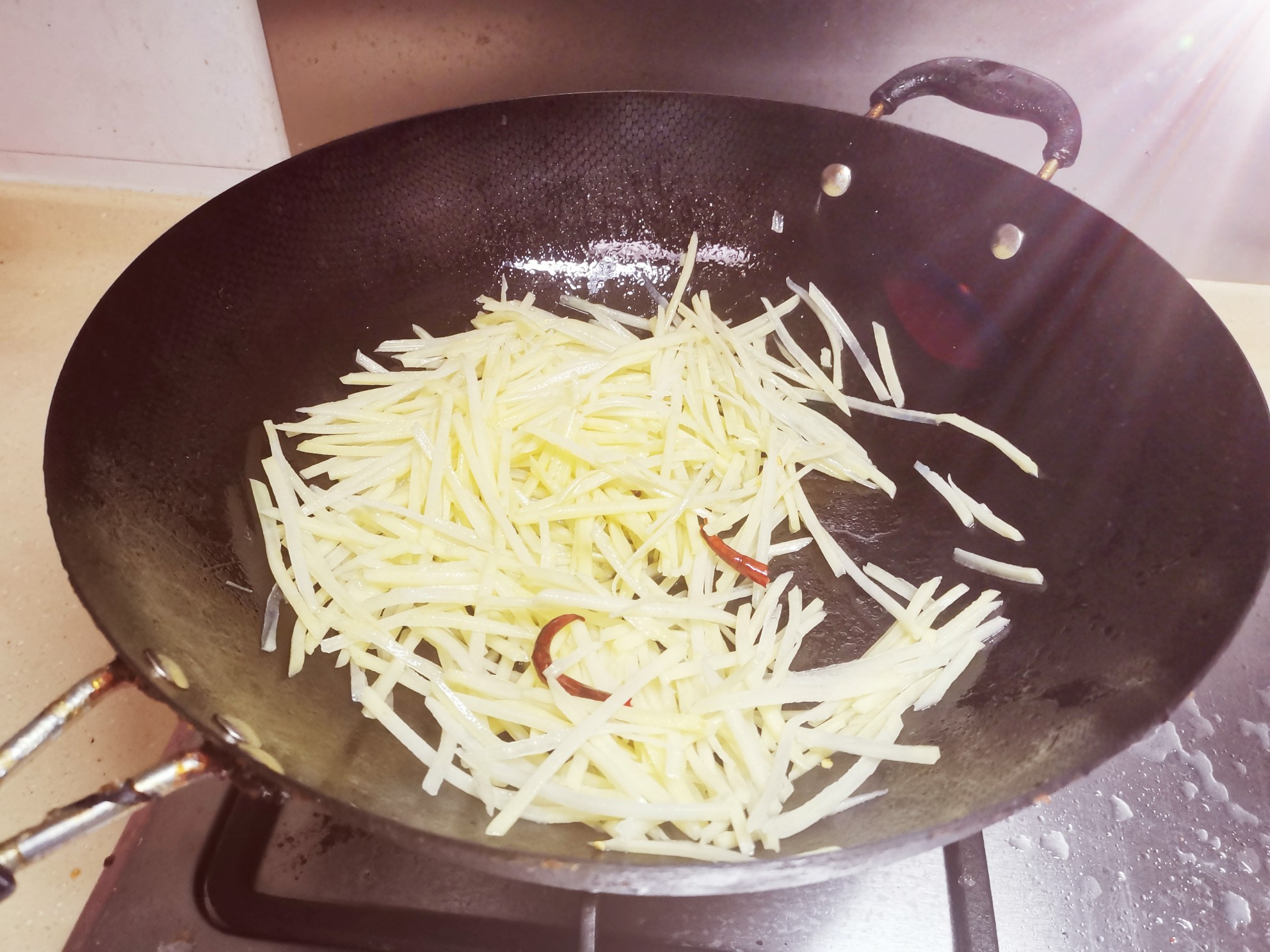 干椒土豆絲的做法-家常味炒菜譜-易網(wǎng)健康養(yǎng)生網(wǎng) 干椒土豆絲的做法-家常味炒菜譜