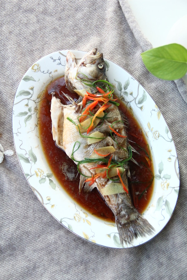 澆汁清蒸鱸魚的做法-咸鮮味蒸菜譜-易網健康養生網 澆汁清蒸鱸魚的做法-咸鮮味蒸菜譜