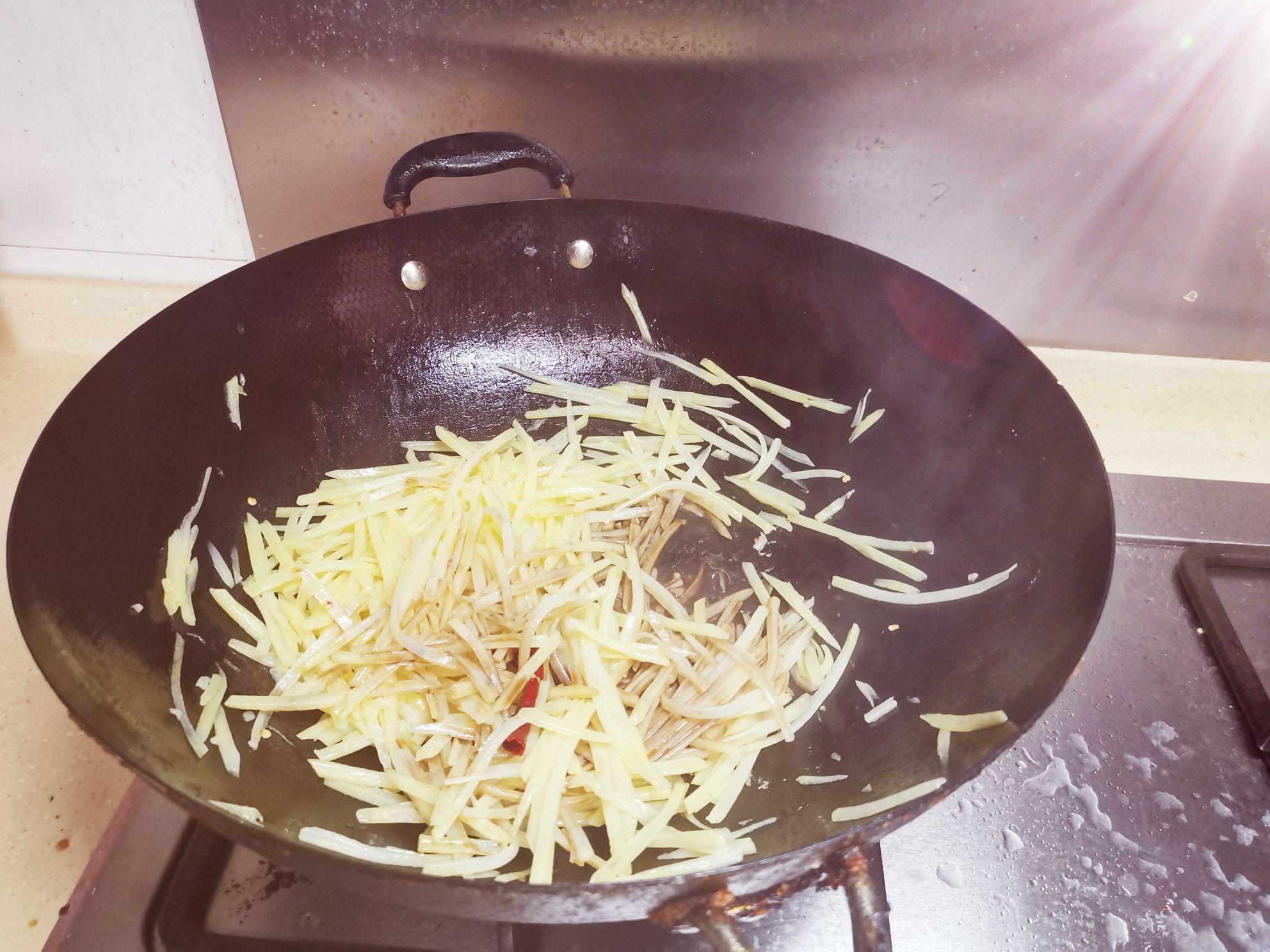 干椒土豆絲的做法-家常味炒菜譜-易網(wǎng)健康養(yǎng)生網(wǎng) 干椒土豆絲的做法-家常味炒菜譜