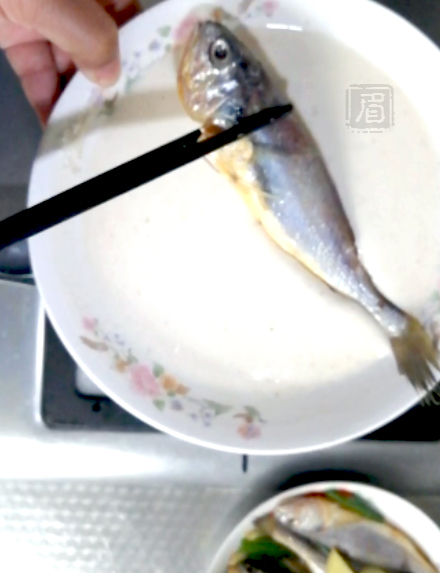 面拖小黃魚的做法-咸鮮味炸菜譜-易網健康養生網 面拖小黃魚的做法-咸鮮味炸菜譜