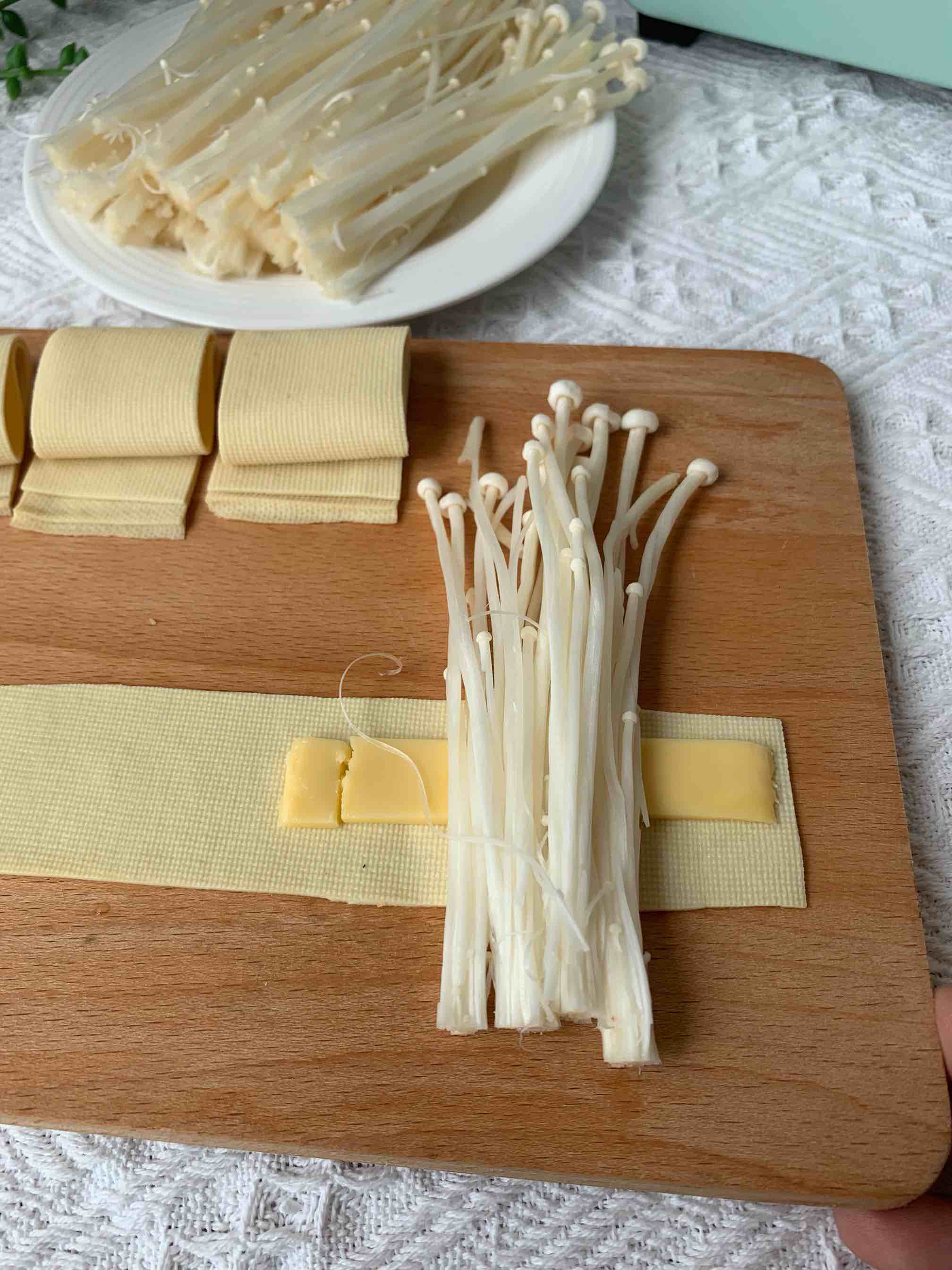芝士豆皮金針菇卷的做法-咸鮮味烤菜譜