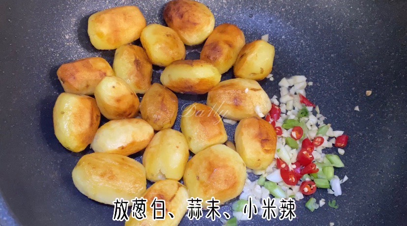 外脆里糯,秒殺路邊攤的香煎小土豆的做法-其它口味煎菜譜-易網健康養生網 外脆里糯,秒殺路邊攤的香煎小土豆的做法-其它口味煎菜譜