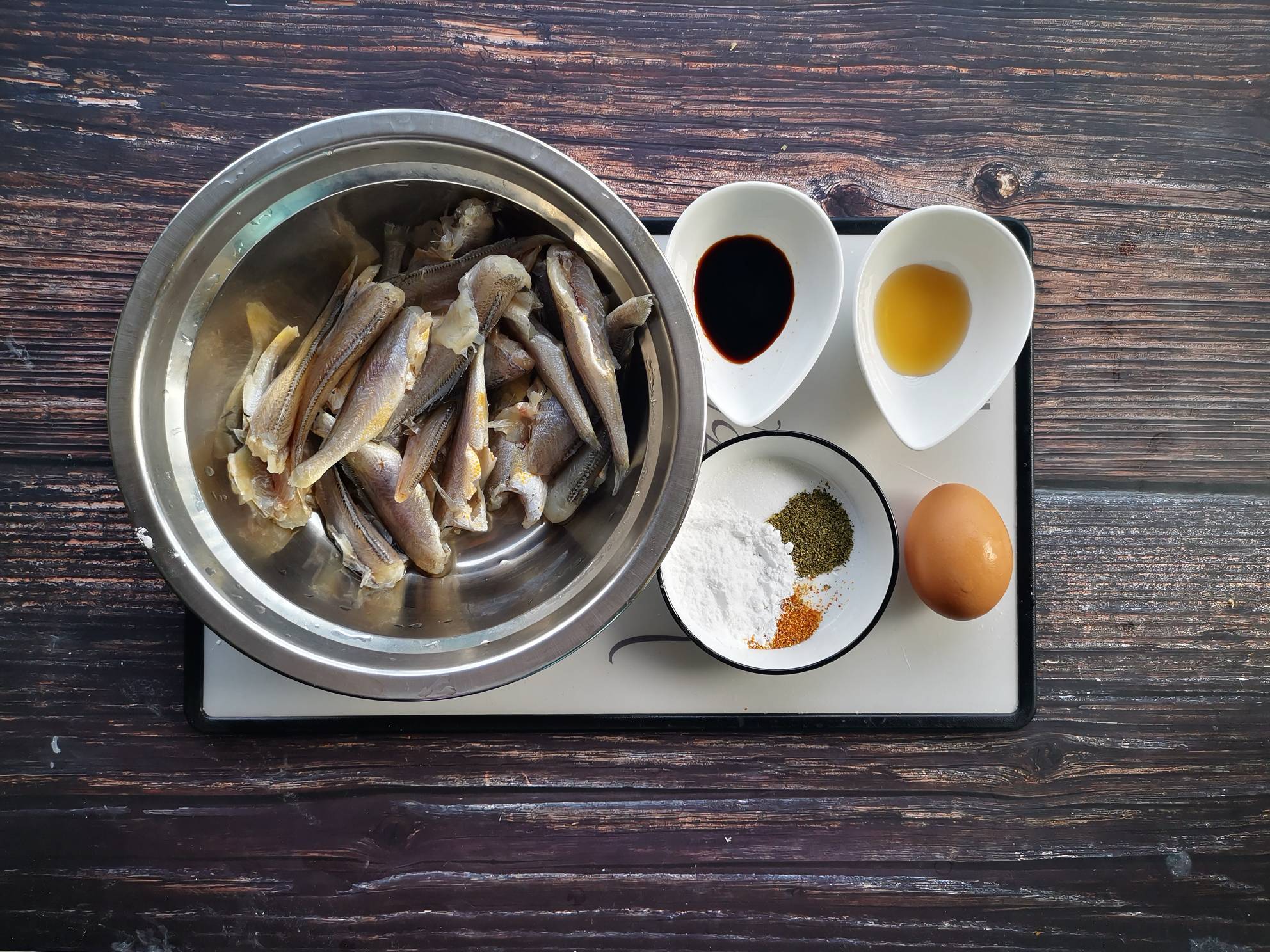 油炸小黃魚的做法-咸鮮味炸菜譜-易網<a href=http://www.jsjjzhkt.cn/ target=_blank class=infotextkey>健康養生</a>網 油炸小黃魚的做法-咸鮮味炸菜譜