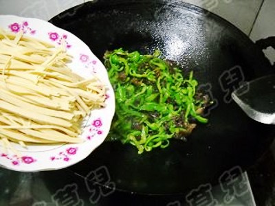 素炒千張絲的做法-家常味炒菜譜-易網(wǎng)健康養(yǎng)生網(wǎng) 素炒千張絲的做法-家常味炒菜譜