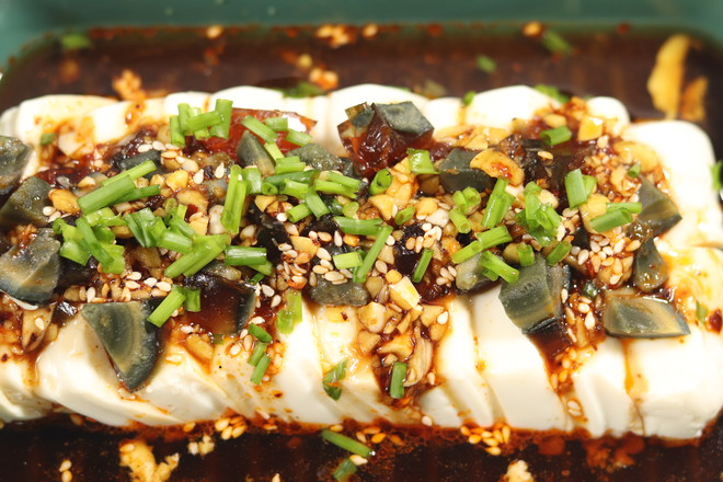 皮蛋拌豆腐的做法-家常味拌菜譜