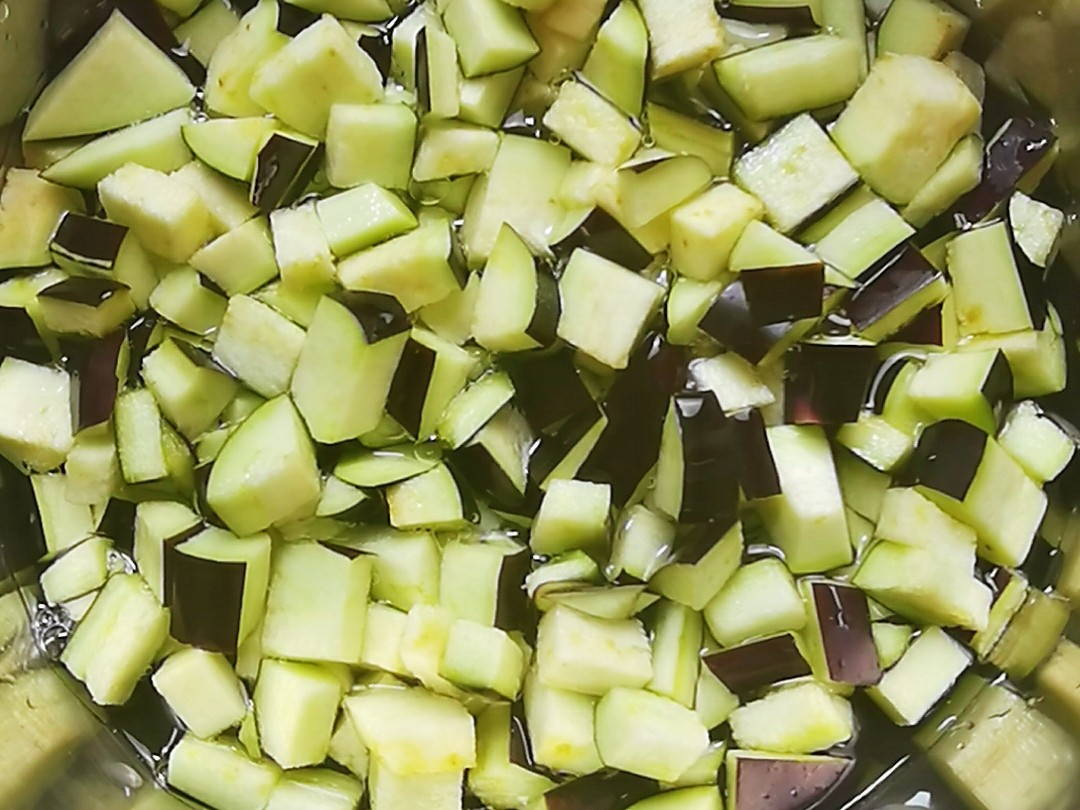 青豆炒茄丁的做法-咸鮮味炒菜譜-易網健康養生網 青豆炒茄丁的做法-咸鮮味炒菜譜