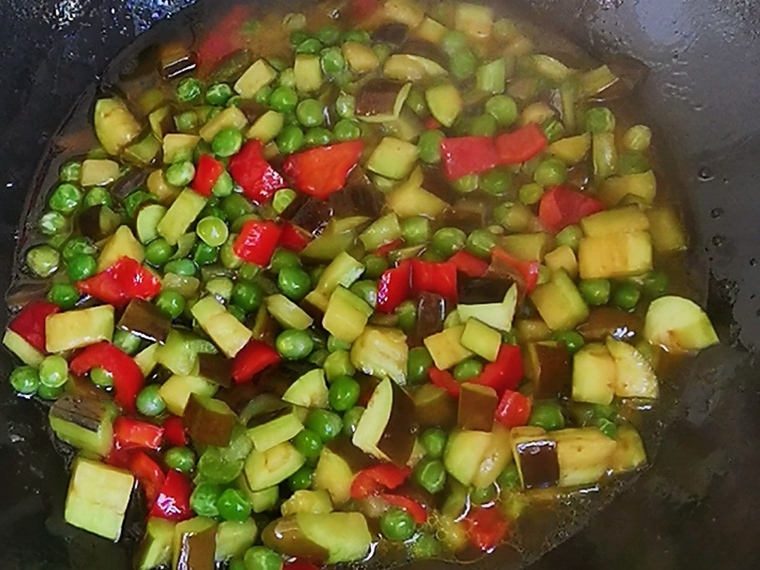 青豆炒茄丁的做法-咸鮮味炒菜譜-易網健康養生網 青豆炒茄丁的做法-咸鮮味炒菜譜
