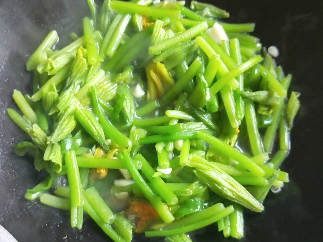 蒜香南瓜花的做法-家常味炒菜譜-易網健康養生網 蒜香南瓜花的做法-家常味炒菜譜