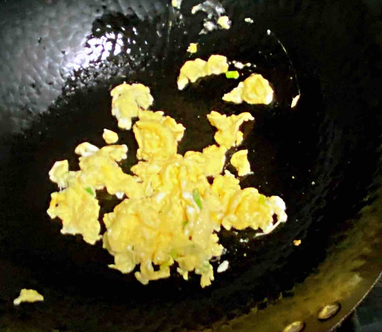 雞蛋白玉菇燜絲瓜，清淡又鮮香，簡單卻營養(yǎng)～的做法-咸鮮味燒菜譜