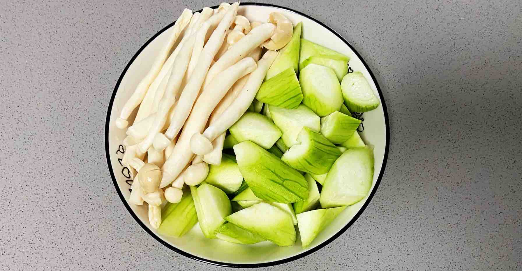 雞蛋白玉菇燜絲瓜，清淡又鮮香，簡單卻營養(yǎng)～的做法-咸鮮味燒菜譜