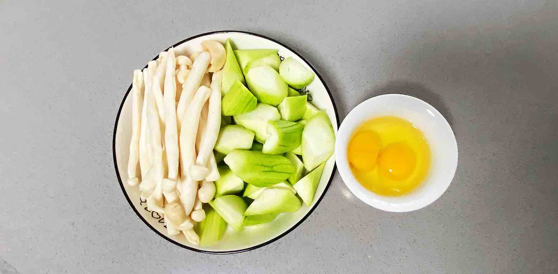 雞蛋白玉菇燜絲瓜，清淡又鮮香，簡單卻營養(yǎng)～的做法-咸鮮味燒菜譜