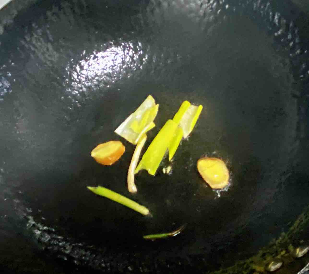 雞蛋白玉菇燜絲瓜，清淡又鮮香，簡單卻營養(yǎng)～的做法-咸鮮味燒菜譜