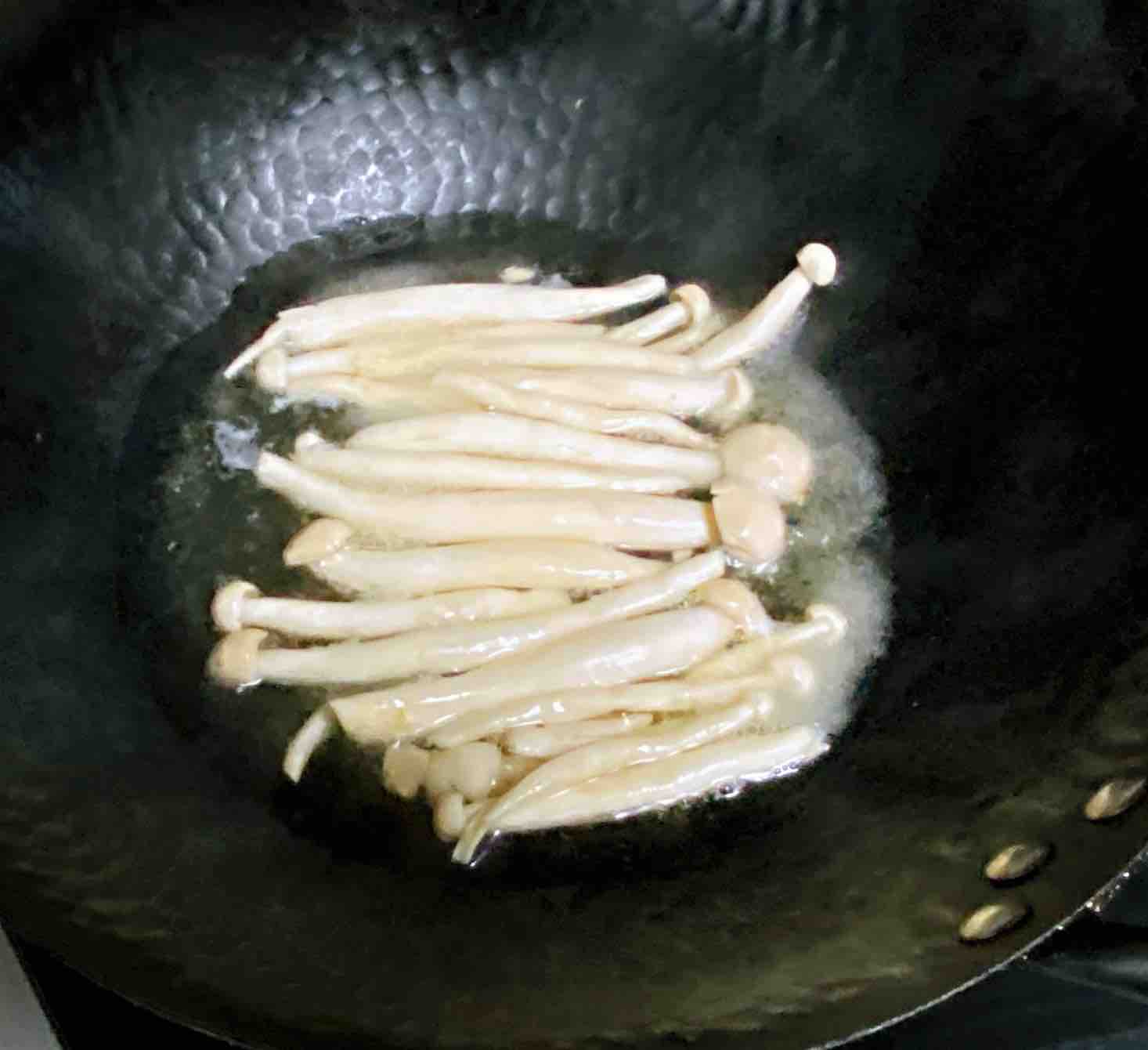 雞蛋白玉菇燜絲瓜，清淡又鮮香，簡單卻營養(yǎng)～的做法-咸鮮味燒菜譜