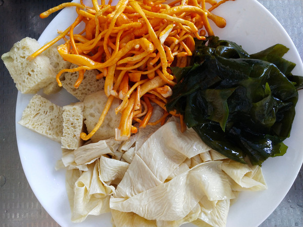 雞湯燉油皮的做法-咸鮮味燉菜譜